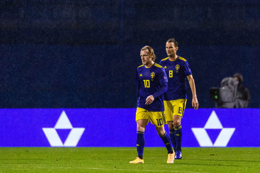 Emil Forsberg and Albin Ekdal of Sweden look dejected