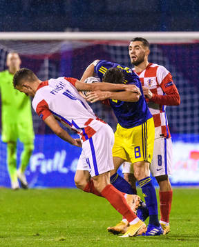 Ivan Perisic of Croatia against Albin Ekdal of Sweden