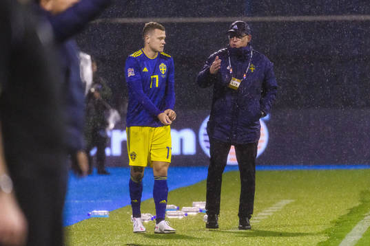 Viktor Claesson of Sweden and head coach Janne Andersson