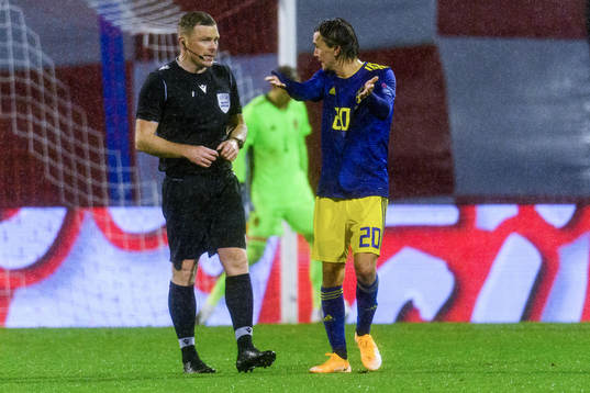 Referee John Beaton and Kristoffer Olsson