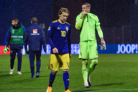 Emil Forsberg and goalkeeper Robin Olsen of Sweden looks