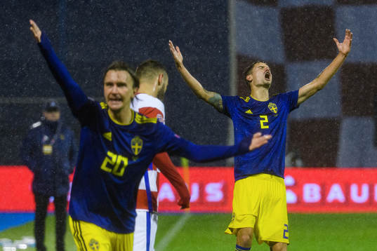 Kristoffer Olsson and Mikael Lustig of Sweden reacts