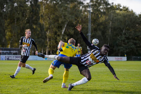 Eskilsminnes Emil Åberg och Landskronas Patrick Nwadike
