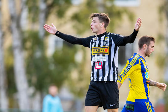 Landskronas Filip Olsson reagerar på ett domslut