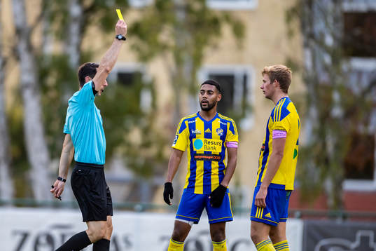 Huvuddomare Haris Memisevic ger Eskilsminnes Carl Thulin en