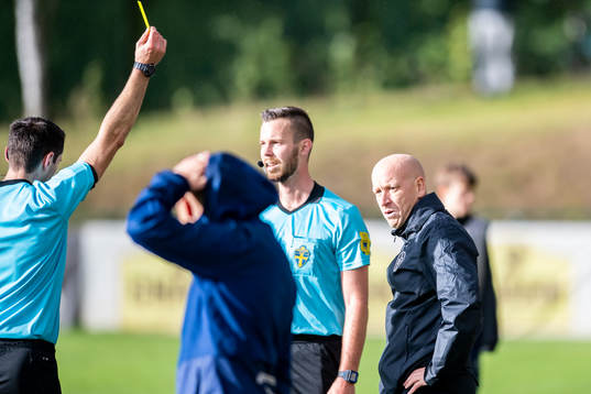 Huvuddomare Haris Memisevic ger Landskronas tränare Billy