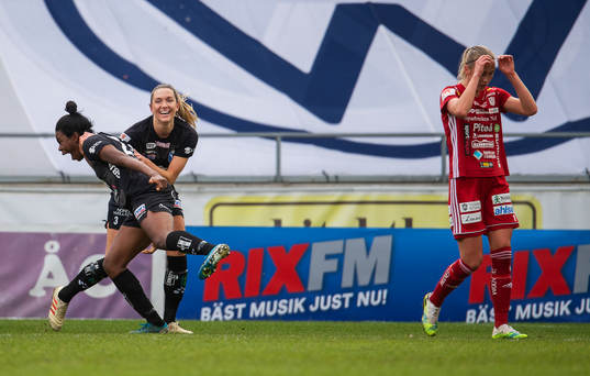 Växjös Ini-Abasi Umotong jublar