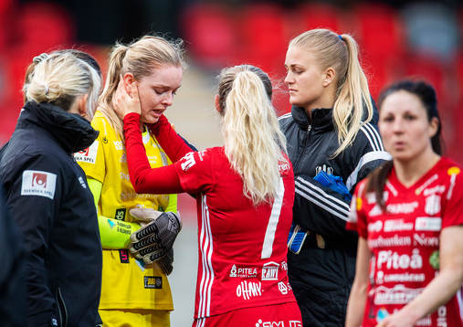 Piteås målvakt Guro Pettersen och Linn Vikström  deppar