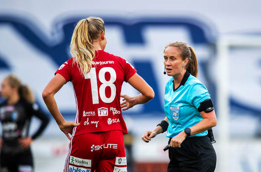 Domaren Sandra Almkvist samtalar med Piteås Nina Jakobsson