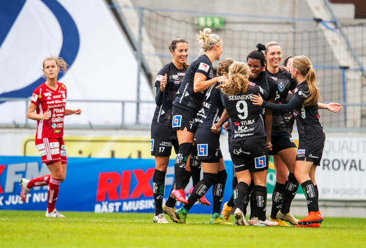 Växjös Ini-Abasi Umotongjublar med lagkamrater