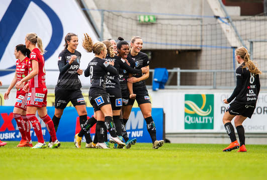 Växjös Ini-Abasi Umotong jublar med lagkamrater