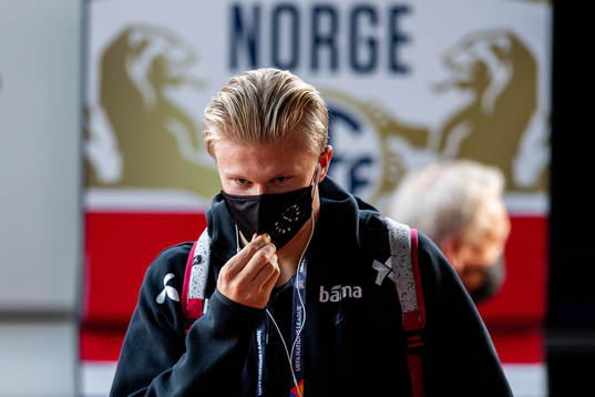 Erling Braut Haaland of Norway arrives wearing a face mask