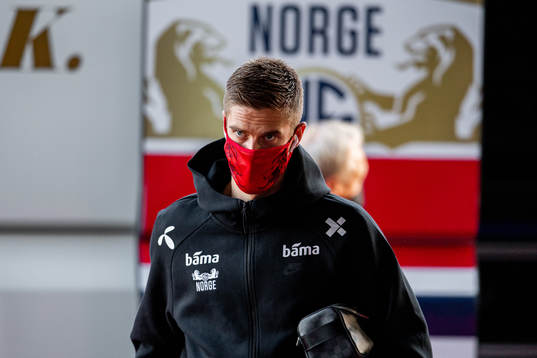 Markus Henriksen of Norway arrives wearing a face mask