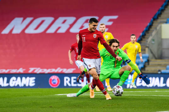 Mohamed «Moi» Elyounoussi of Norway and goalkeeper