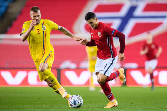 Alexandru Cretu of Romania and Mohamed «Moi» Elyounoussi