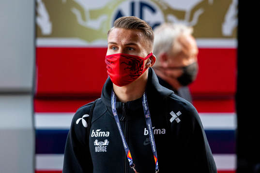Leo Skiri Østigård of Norway arrives wearing a face mask