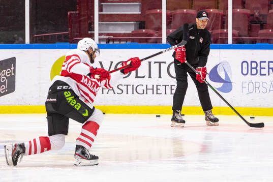Assisterande tränare Andreas Lilja och Joe Veleno