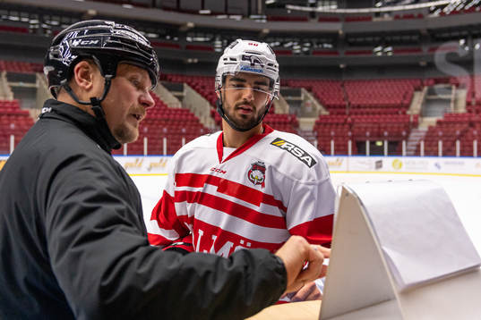 Tränare Joakim Fagervall instruerar Joe Veleno
