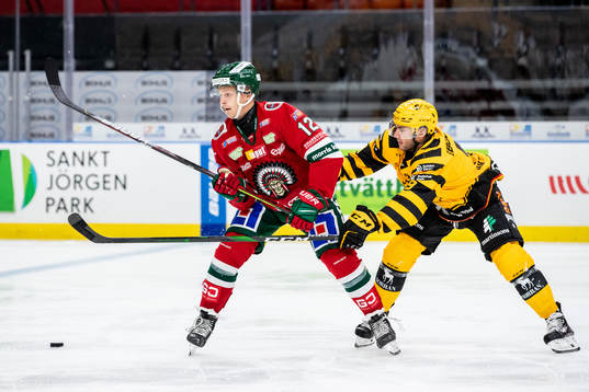 Frölundas Max Friberg och Skellefteås Darren Nowick