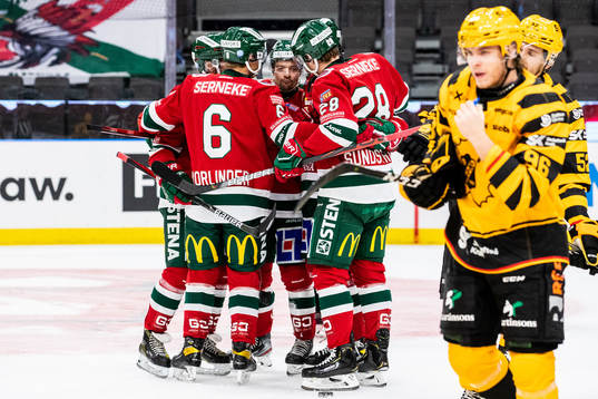 Frölundas Patrik Carlsson jublar med lagkamrater