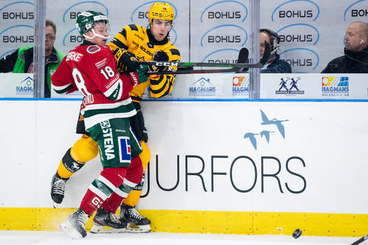 Frölundas Lucas Raymond tacklar Skellefteås Joakim