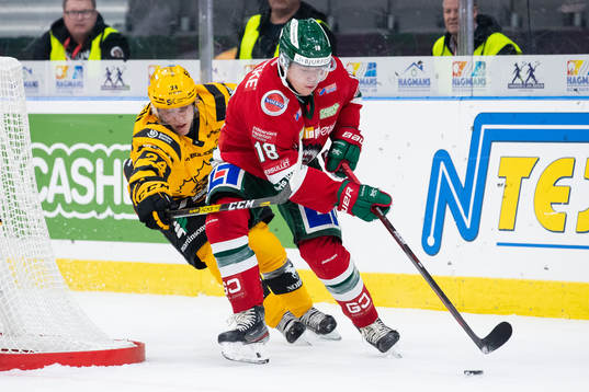 Frölundas Lucas Raymond före Skellefteås Andreas Wingerli