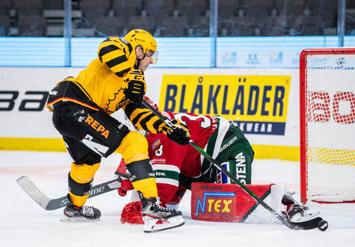 Frölundas målvakt Johan Mattsson räddar ett straffslag