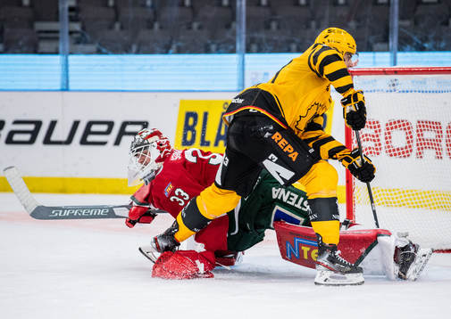 Frölundas målvakt Johan Mattsson och Skellefteås Joakim