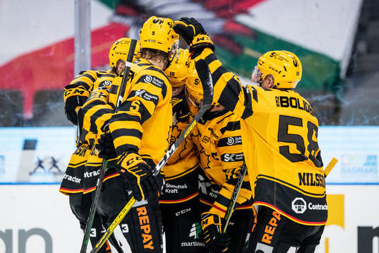 Skellefteås Joakim Lindström jublar med lagkamrater