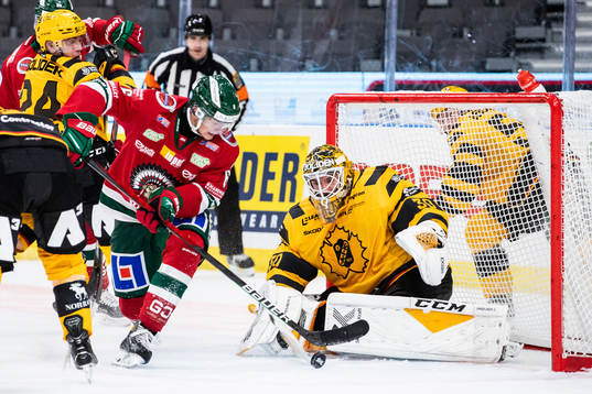 Frölundas Mattias Norlinder och Skellefteås målvakt