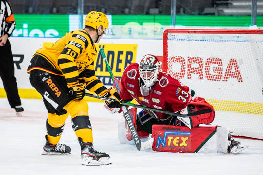 Frölundas målvakt Johan Mattsson räddar en straff av
