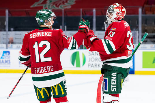 Frölundas Max Friberg och målvakt Johan Mattsson jublar
