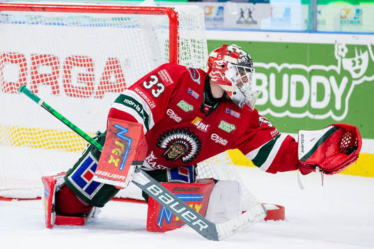 Frölundas målvakt Johan Mattsson med pucken i plocken