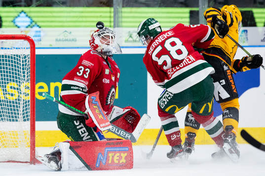 Frölundas målvakt Johan Mattsson tittar