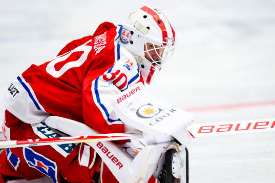 Timrås målvakt Jacob Johansson värmer upp