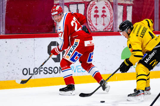 Timrås Isac Lundeström slår en pass bakom ryggen