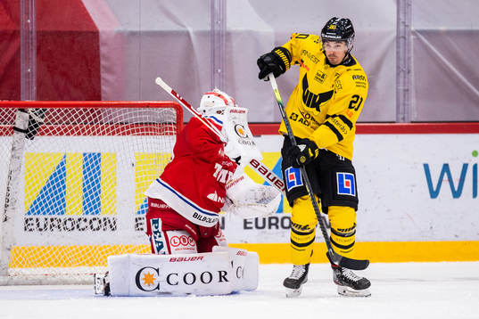 Timrås målvakt Jacob Johansson och Västerås Henrik Hetta