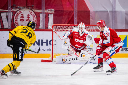 Västerås Lukas Zetterberg och Timrås målvakt Jacob