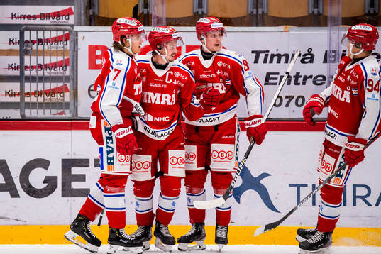 Timrås Jonathan Dahlén (m) jublar med lagkamrater