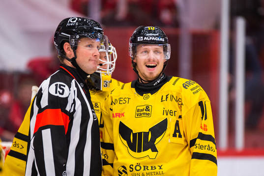 Västerås Jimmie Jansson Lorek i diskussion med domaren