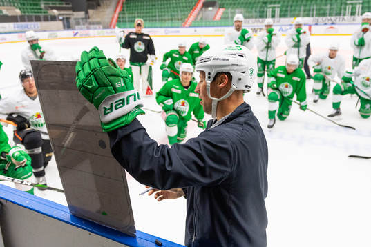 Tränare Cam Abbott instruerar spelarna