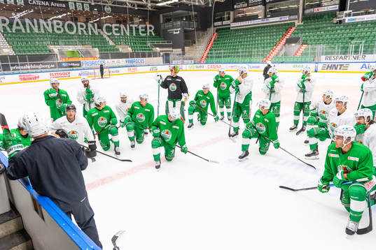 Tränare Cam Abbott instruerar spelarna