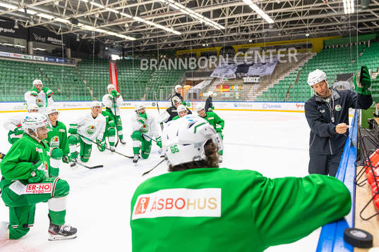 Tränare Cam Abbott instruerar spelarna