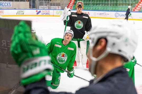 Anton Bengtsson och målvakt Christoffer Rifalk