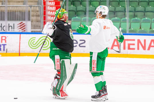 Målvakt Christoffer Rifalk och Erlend Lesund jublar