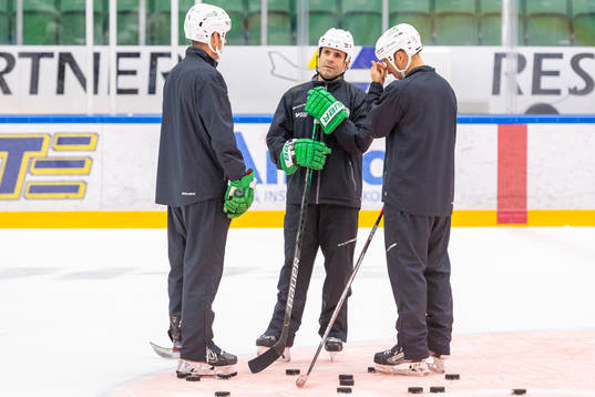 Assisterande tränare Jan Larsson och Cory Murphy i samtal
