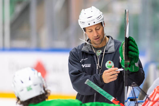 Tränare Cam Abbott instruerar spelarna
