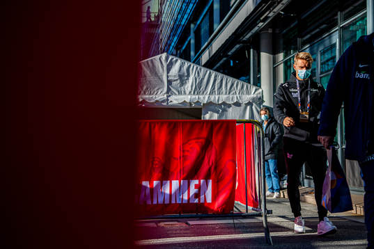 Martin Ødegaard arrives wearing a face mask