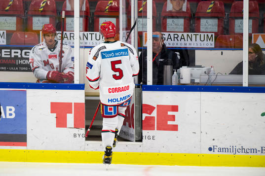Modos Frank Corrado lämnar isen