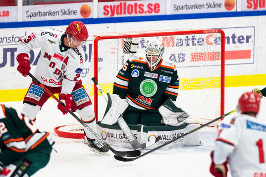 Modos Daniel Sylwander framför Kristianstads målvakt